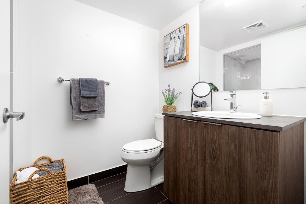 Upscale & Modern 2Bd + Den 2Ba Heart Of Downtown! Apartment Toronto Luaran gambar