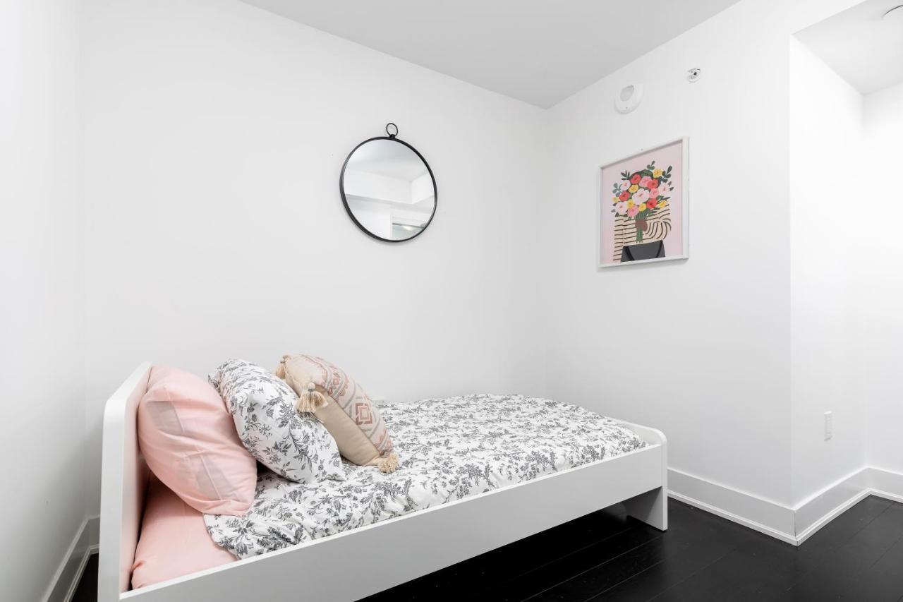 Upscale & Modern 2Bd + Den 2Ba Heart Of Downtown! Apartment Toronto Luaran gambar