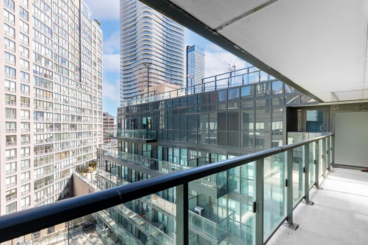 Upscale & Modern 2Bd + Den 2Ba Heart Of Downtown! Apartment Toronto Luaran gambar